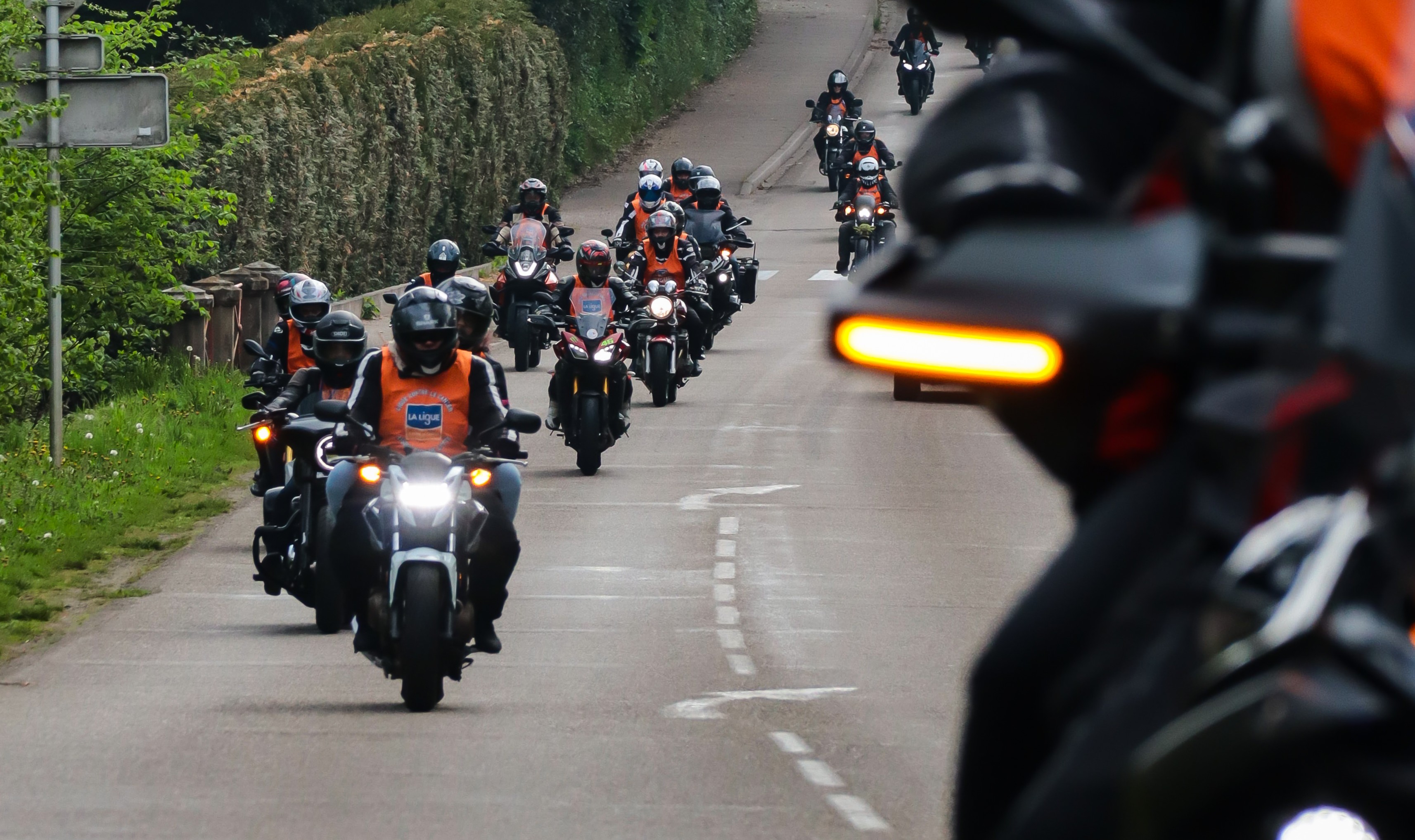 Groupe de motards sur la route